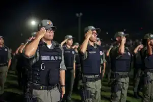 Governador Rafael Fonteles do Piauí assinando o decreto que autoriza o novo concurso público para a Polícia Militar do Piauí (PM-PI).
