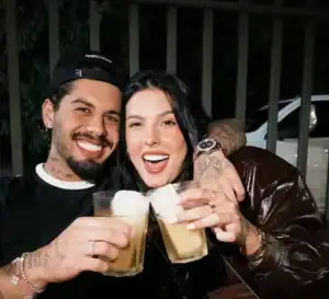 Ana Castela cantando no palco em Torres, Rio Grande do Sul, sem aliança de compromisso