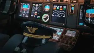 chapéu de piloto encostado