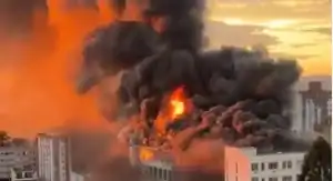 Bombeiros combatem incêndio de grandes proporções no Colégio Marista Santa Maria em Santa Maria, RS