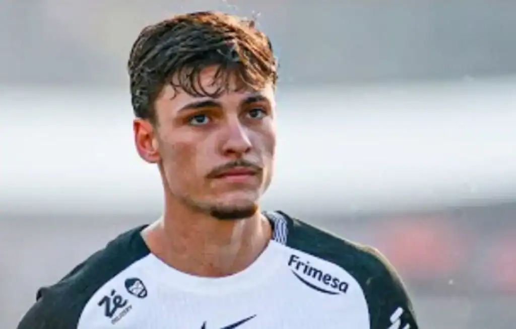 Meio-campista Breno Bidon do Corinthians em ação, com uniforme do clube, durante partida de futebol.