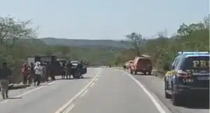 Caminhão tombado e destruído após colisão fatal com carro na BR-407 em Jaicós, Piauí