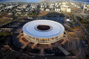 Logos do Flamengo e Corinthians lado a lado, com o troféu da Supercopa Rei 2026 ao centro e o Estádio Mané Garrincha ao fundo, simbolizando o confronto em Brasília.