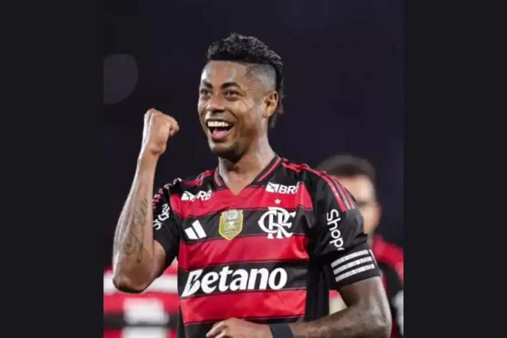 Jogadores do Flamengo celebram vitória durante partida do Brasileirão no Maracanã, onde o Rubro-Negro pode selar o título.