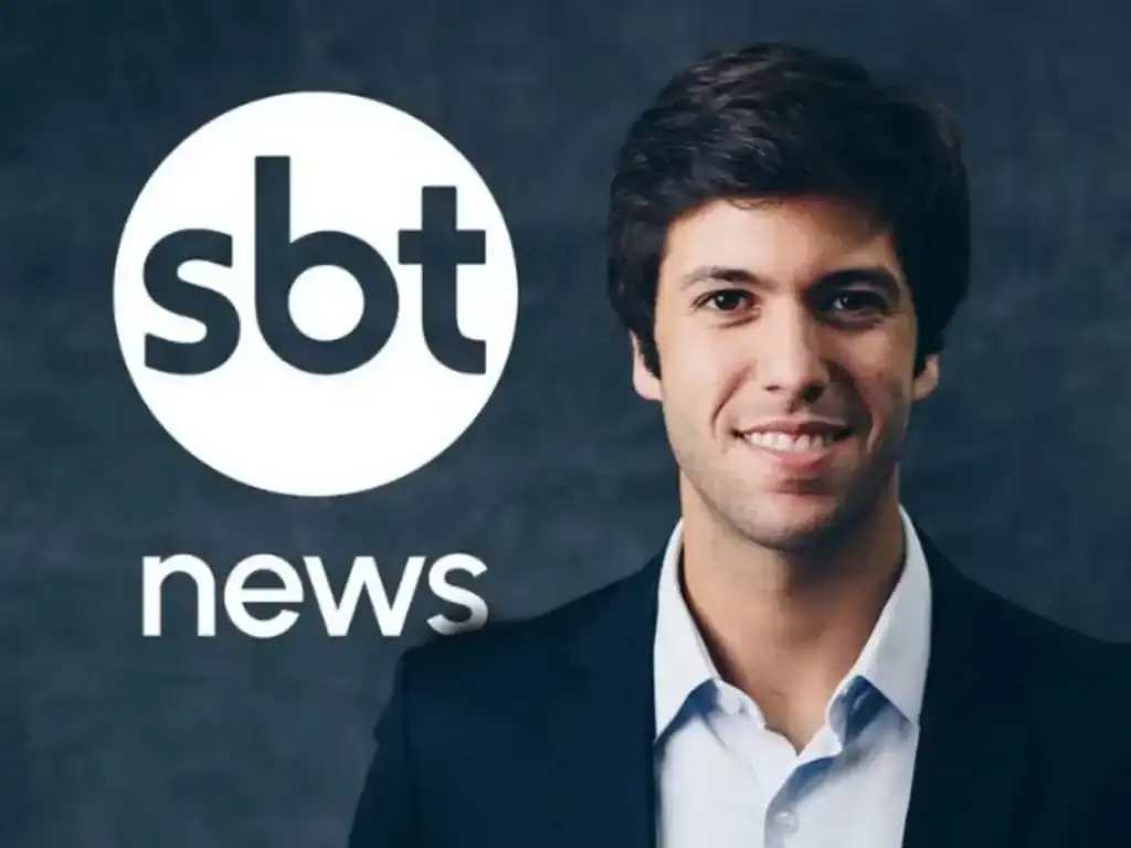 Caio Coppolla, jornalista e comentarista político, em estúdio do SBT, com microfone, apresentando análise.