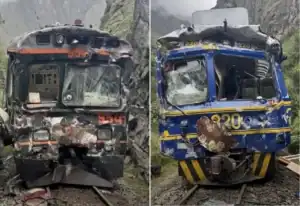 Trens colididos na ferrovia de Machu Picchu, Peru, com equipes de resgate e destroços visíveis.