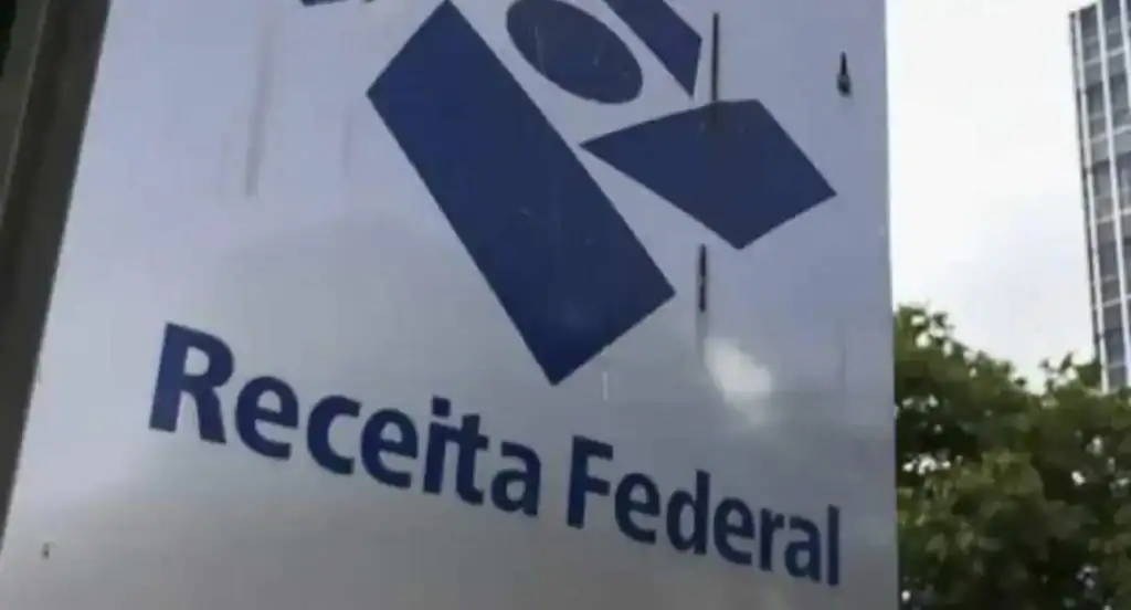 Ilustração de segurança digital e regulamentação financeira, com elementos que representam a Receita Federal e fintechs, simbolizando o combate à lavagem de dinheiro.