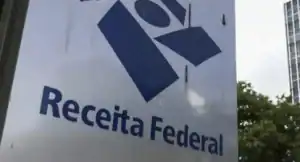 Ilustração de segurança digital e regulamentação financeira, com elementos que representam a Receita Federal e fintechs, simbolizando o combate à lavagem de dinheiro.