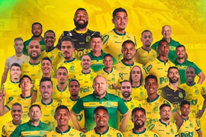 Jogadores do Mirassol celebram a conquista do título nacional da Série C, marcando o início da ascensão do clube.