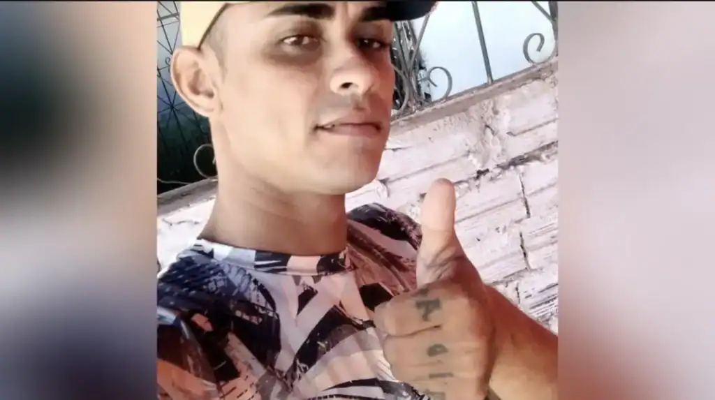 Polícia Militar isola área de homicídio na Rua 2 em Pedreiras, Maranhão, onde Muriel Vitor Melo de Sousa foi assassinado.