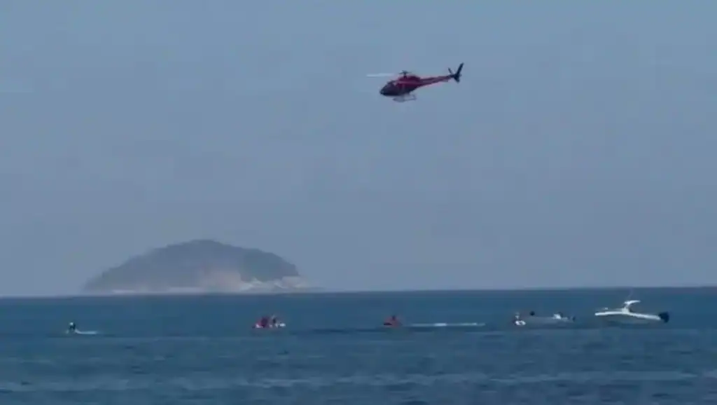 Equipes de resgate do Corpo de Bombeiros buscam destroços e vítima de ultraleve que caiu no mar de Copacabana, Rio de Janeiro.