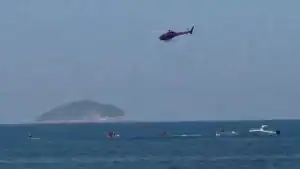 Equipes de resgate do Corpo de Bombeiros buscam destroços e vítima de ultraleve que caiu no mar de Copacabana, Rio de Janeiro.