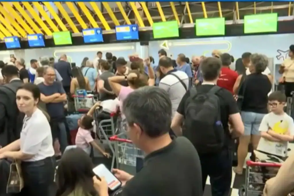 passageiros à espera dos voos