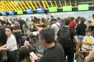 passageiros à espera dos voos