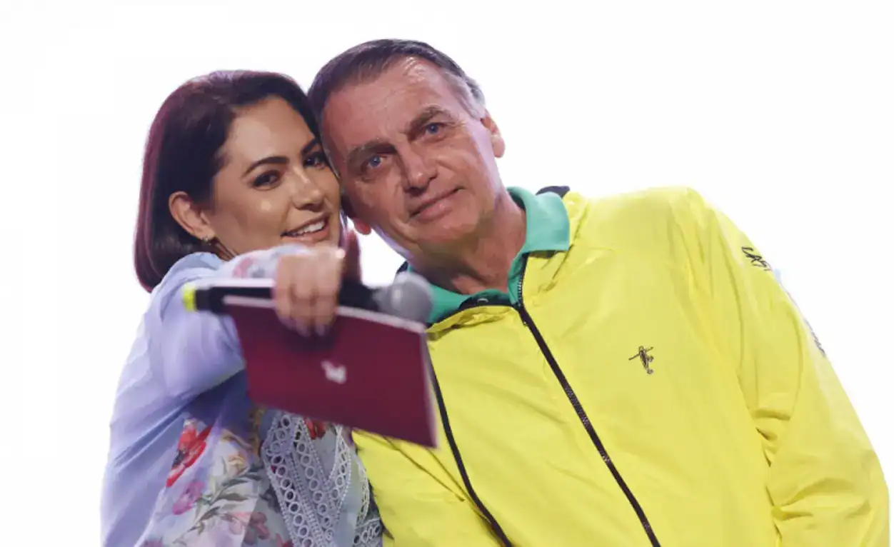 Ex-presidente Jair Bolsonaro em recuperação no Hospital DF Star após cirurgia de hérnia, com alimentação e fisioterapia retomadas