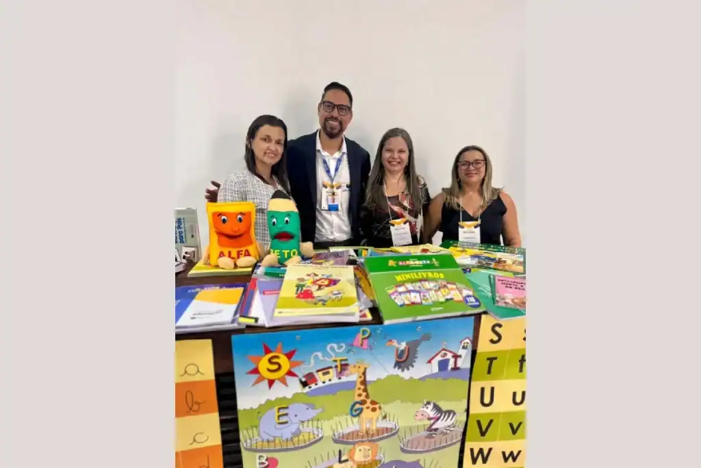 Comitiva de Água Branca, incluindo prefeito e secretária, durante participação no Seminário Inspira Bom Jesus.