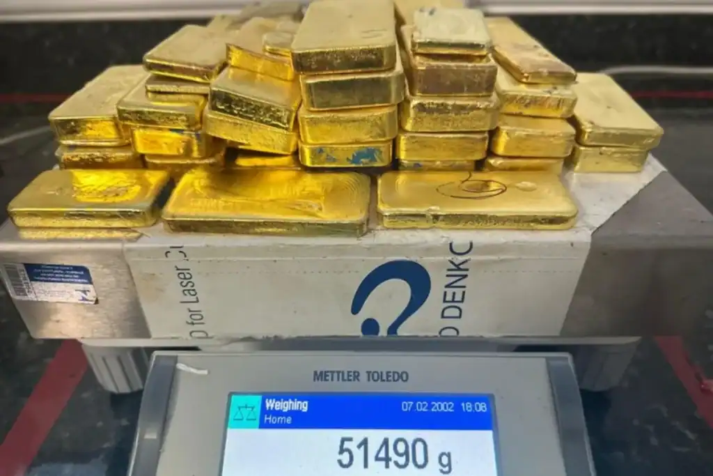 Barras de ouro apreendidas sobre mesa da Polícia Federal em Boa Vista (RR) após fiscalização em aeronave privada.