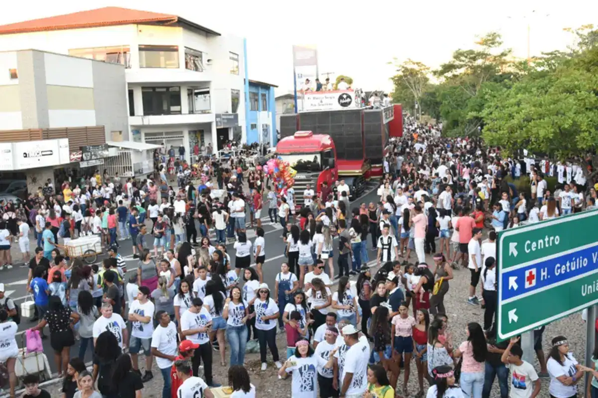 Multidão de fiéis evangélicos em manifestação de fé durante a Marcha para Jesus em Teresina.