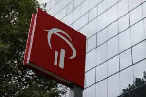 placa com logotipo do banco bradesco