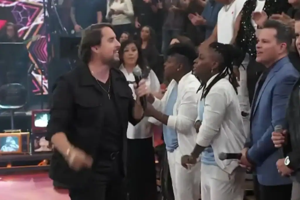 Cantor Mauri em apresentação na tv