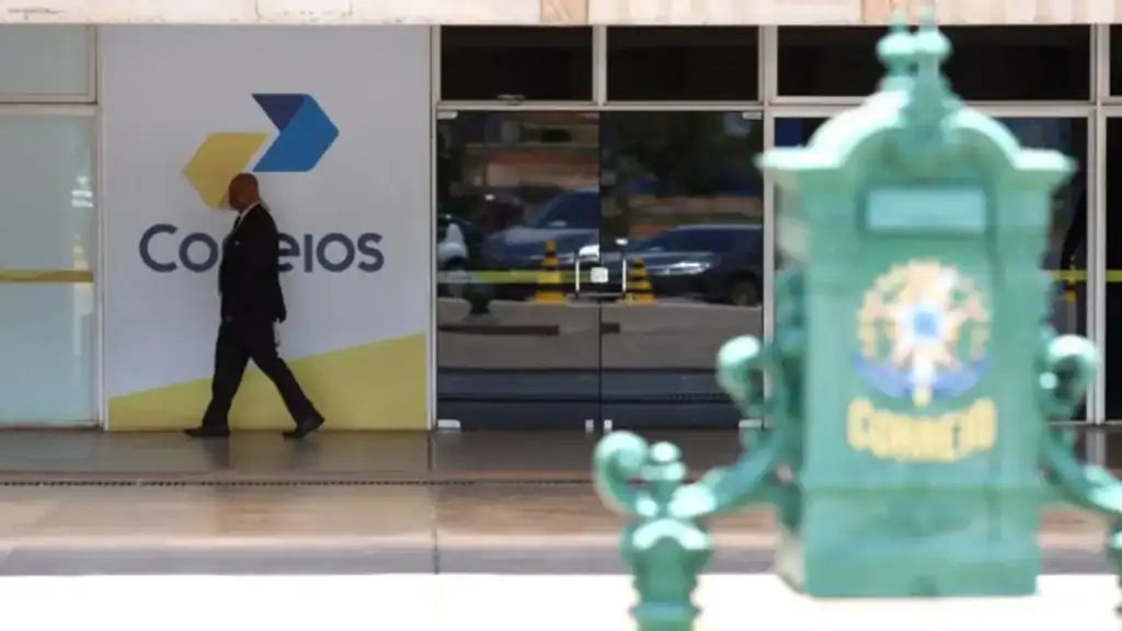 Logo dos Correios com representação de dinheiro e gráficos financeiros, simbolizando o empréstimo de R$ 12 bilhões para recuperação fiscal da estatal.