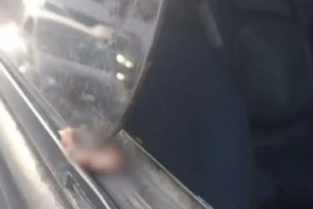 Dedo humano preso na estrutura de borracha da janela de um ônibus da linha PE-15/Rio Doce em Olinda