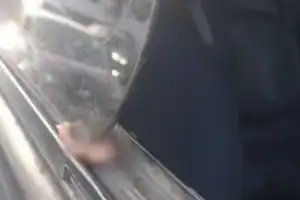 Dedo humano preso na estrutura de borracha da janela de um ônibus da linha PE-15/Rio Doce em Olinda