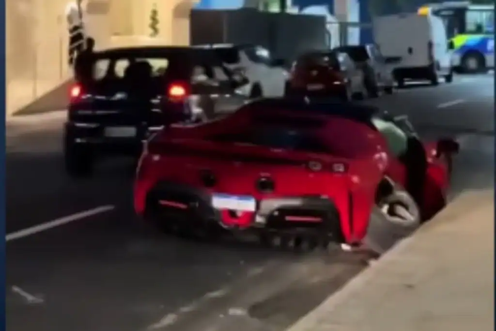 Ferrari abandonada: luxuoso esportivo de R$ 5 milhões é encontrado avariado