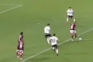 Filipe Luís, técnico do Flamengo, na beira do campo durante a partida decisiva no Maracanã, celebrando o título brasileiro.