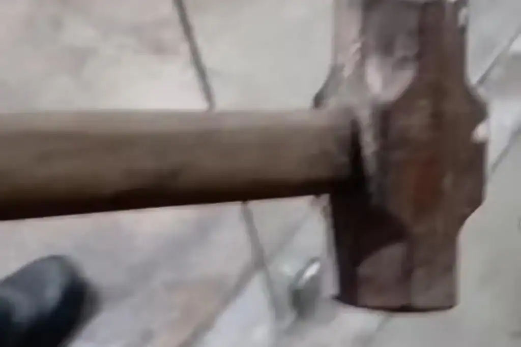 marreta utilizada pelo suspeito na agressão contra companheira em Imperatriz, Maranhão