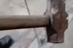 marreta utilizada pelo suspeito na agressão contra companheira em Imperatriz, Maranhão