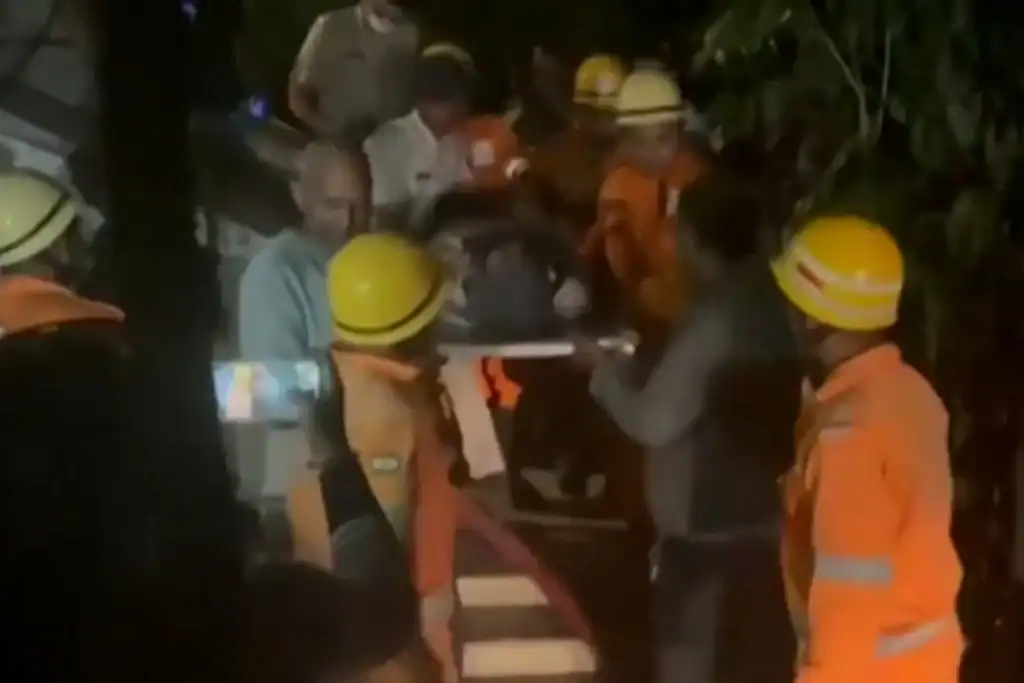 Bombeiros e equipes de resgate trabalhando na área externa da casa noturna Bey Home Lane, em Arpora, Goa Norte, após incêndio fatal.