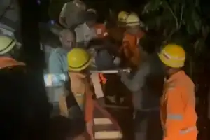 Bombeiros e equipes de resgate trabalhando na área externa da casa noturna Bey Home Lane, em Arpora, Goa Norte, após incêndio fatal.