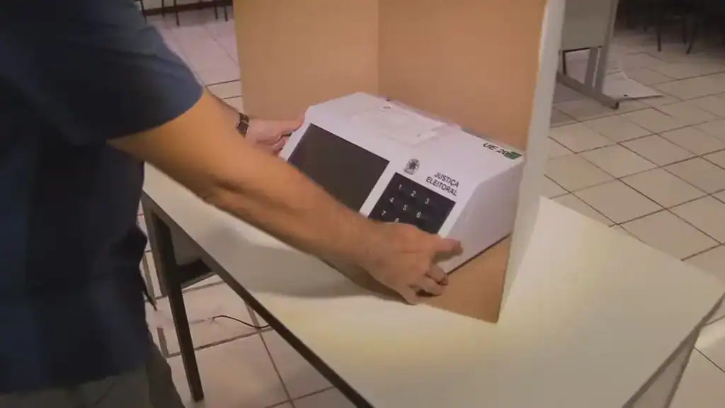 Urna eletrônica com o mapa do Piauí ao fundo, simbolizando o processo eleitoral para 2026 no estado.
