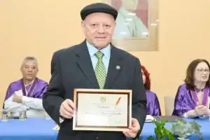 Professor Marcelino Barroso é conduzido à mesa diretiva durante a cerimônia de posse na Academia Piauiense de Letras.