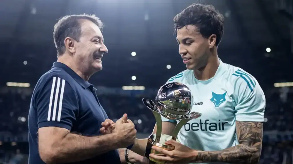Atacante Kaio Jorge em campo com a camisa do Cruzeiro, em destaque, após o clube mineiro estipular seu preço em 50 milhões de euros.