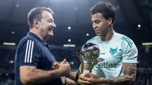 Atacante Kaio Jorge em campo com a camisa do Cruzeiro, em destaque, após o clube mineiro estipular seu preço em 50 milhões de euros.