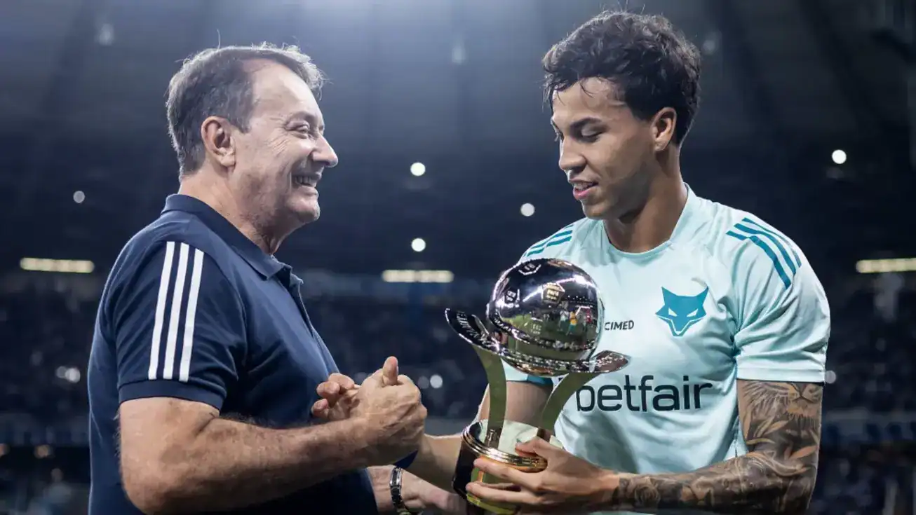 Atacante Kaio Jorge em campo com a camisa do Cruzeiro, em destaque, após o clube mineiro estipular seu preço em 50 milhões de euros.