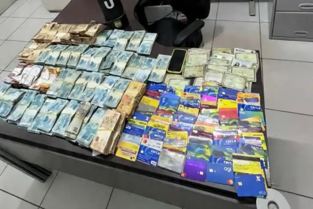 cartões e dinheiro apreendidos