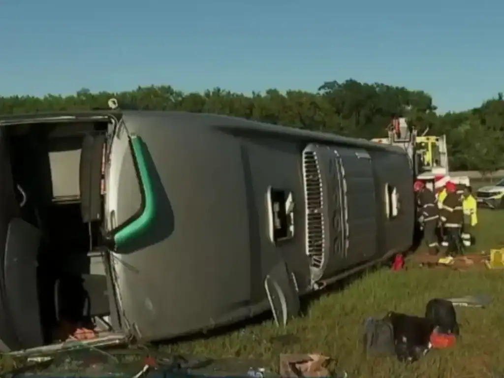 ônibus tombado
