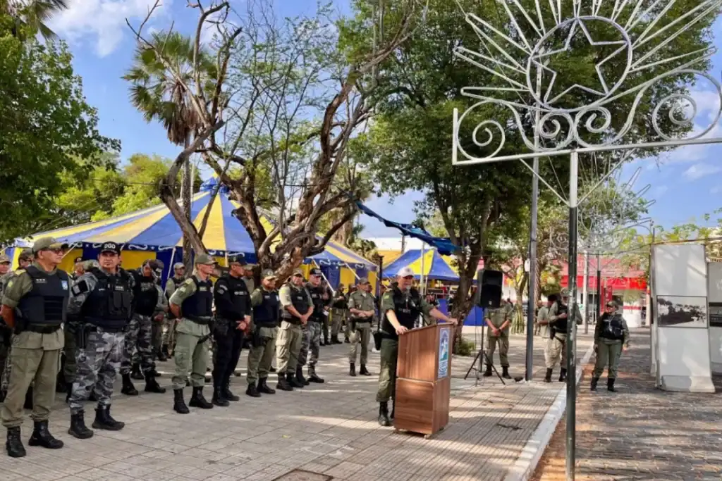 Policiais da PMPI em patrulha a pé no Centro de Teresina durante o lançamento da Operação Boas Festas 2025.