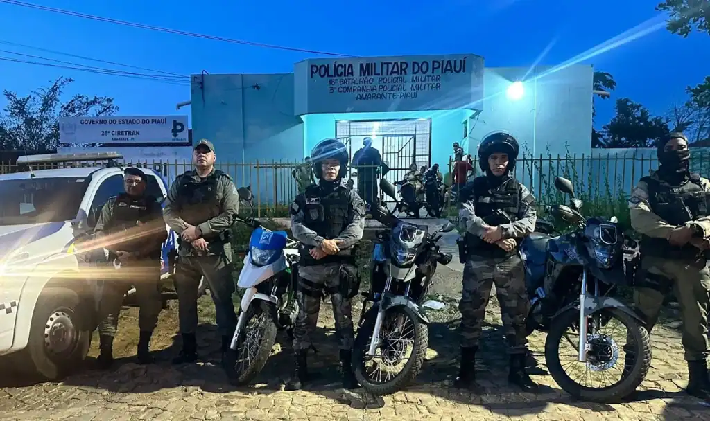 Viatura da Polícia Militar em Amarante durante Operação Silêncio, focada em fiscalização de motos e ruído urbano.