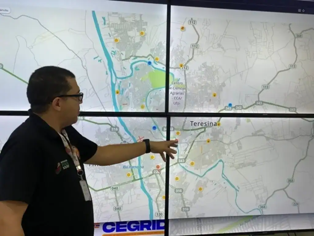 Tela do aplicativo Waze exibindo alerta de interdição de via e rota alternativa, simbolizando a parceria com a Defesa Civil do Piauí para segurança viária e prevenção de riscos.