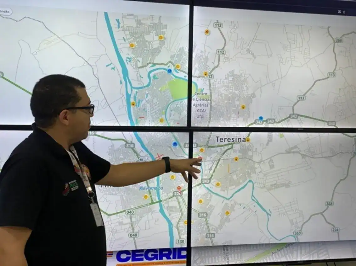 Tela do aplicativo Waze exibindo alerta de interdição de via e rota alternativa, simbolizando a parceria com a Defesa Civil do Piauí para segurança viária e prevenção de riscos.