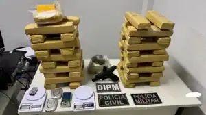 Material apreendido pela Polícia Civil em Parnaíba, incluindo pacotes de drogas, uma arma de fogo e balanças de precisão, após operação contra o tráfico.