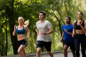 Corredor em atividade de runcation, seguindo uma trilha montanhosa em um parque nacional com foco em bem-estar.