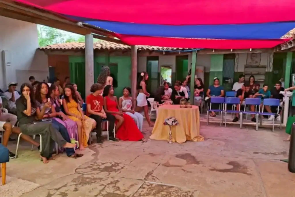 Alunos do 6º ao 9º ano da Escola Pitágoras II durante apresentações artísticas no Sarau Literário, tema Amor e Poesia