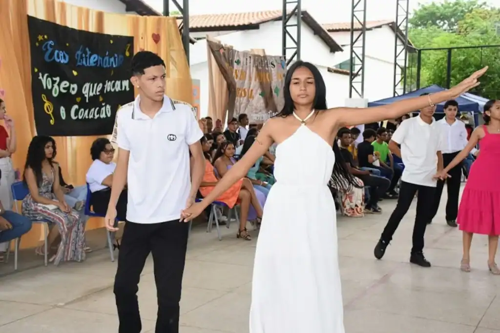 Estudantes do Ceti Polivalente durante apresentações do Sarau Cultural na Feira Literária em Amarante, Piauí.