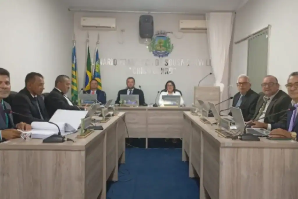 Plenário da Câmara Municipal de Pajeú do Piauí durante a sessão que aprovou a taxa de coleta de lixo.