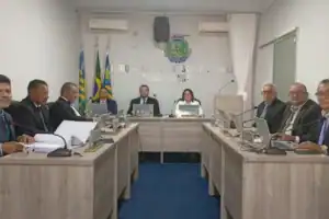 Plenário da Câmara Municipal de Pajeú do Piauí durante a sessão que aprovou a taxa de coleta de lixo.